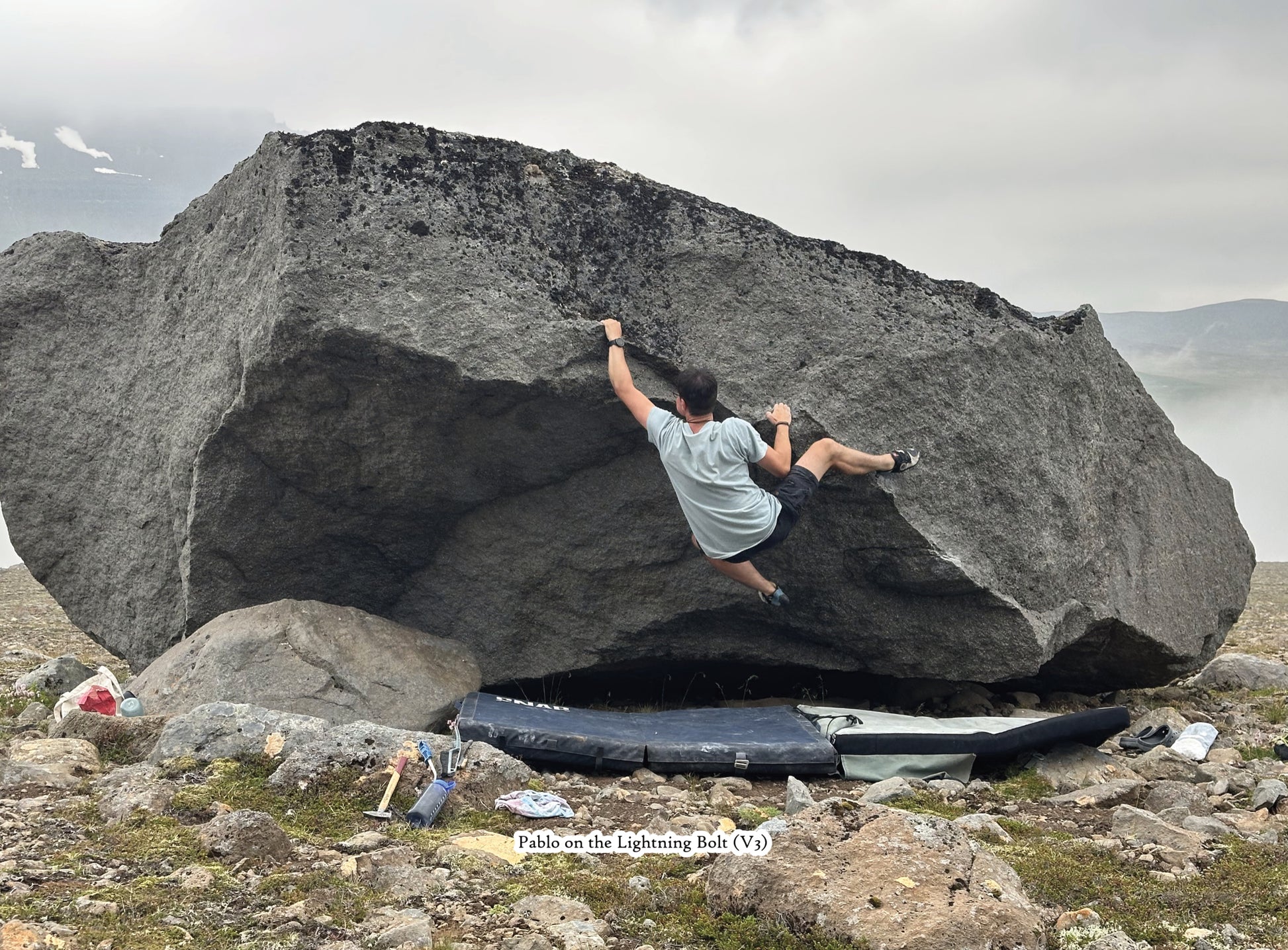 Ísafjörður (Iceland) Bouldering Guidebook - Lightning Bolt - V3