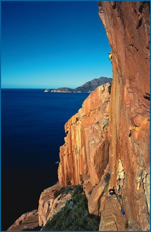 Nick Handcock climbing “Supposed Golden Path”, grade 27 (F7c) at Freycinet in Tasmania