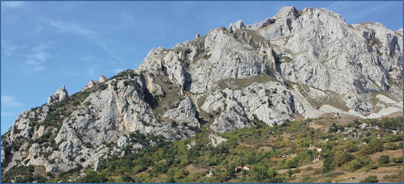 The magnificent crag of Quirós sits proudly on the flanks of the Sierra de Caranga