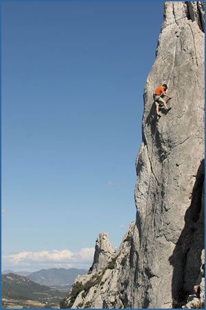 Unknown climber on Je Suis un Communiste, F6c+ at Chaine de Gigondas