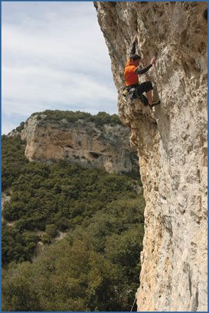 Victor Estrangin on Al Andalouse, F8a at Saint Leger crag near Avignon