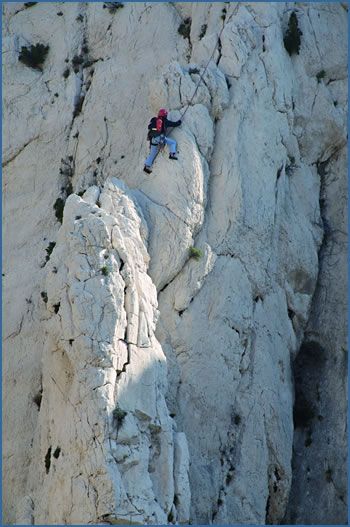 An unknown climber on Arête du vallon, F4c
