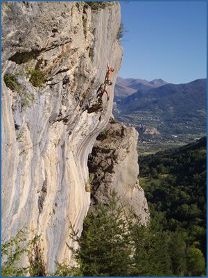 Nick Dixon climbing Le Cirqule Pousin et le Englishman, F7c