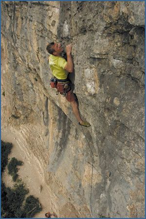 Daniel Moore climbing Je T’aime Moi Non Plus, F7a, at Orpierre.