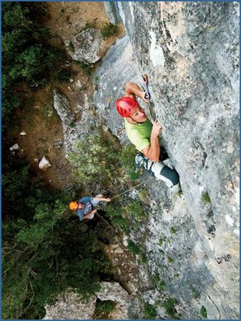 G. Kagiaftakis climbing Sport Billy (F6a+) at Korakofolia crag near Athens