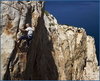 K. Mitsotakis climbing Tritonas (F6a) at Daskaleio crag near Athens
