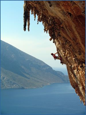 Jeff Achey leading the classic stamina monster Aegialis 7c, at the Grande Grotta area in Kalymnos