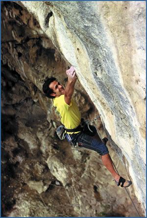 Massimo Cappuccio climbing Bella Senz'anima (F7c)