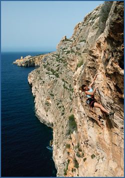 Claudine Gatt leading Circus Oz , E4 6a, on Thaiwand Walls in the Continuation wall area in Malta