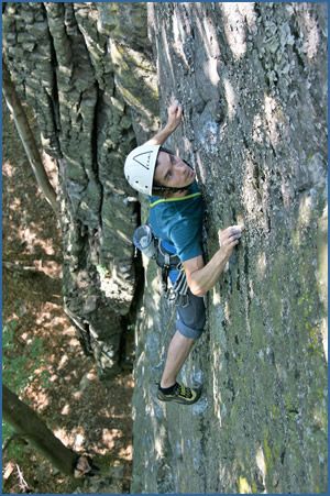 Alex Gradov climbing Leháro (F6a+) at Zamutovské skaly crag