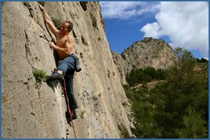 Fergus climbing Ratito de Gloria (F6a+) at Sella crag