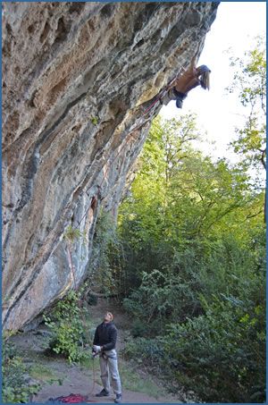 Unknown climber on Tormenta Cerebral (F7b+) at Montgrony crag