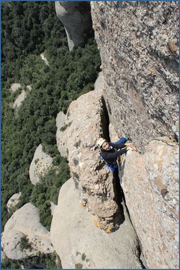 Climbers on Haus-Estrems, pitch 4 (F6a) at La Momia crag