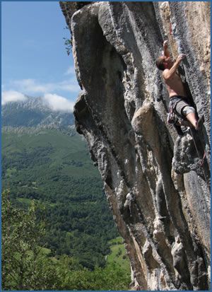 Richie Patterson climbing El Socorrat (F7a) at Poo de Cabrales