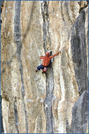 Mike Owen climbing Sindrome de Stendhal (F8a) at Rumenes