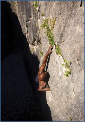 Pembroke rock climbing photograph – Beast from the Undergrowth, E2 5c